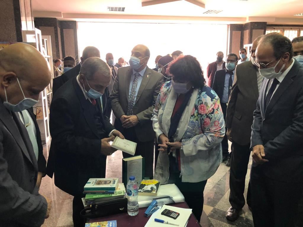 صورة للفئة وزيرة الثقافة ومحافظ اسوان ورئيس جامعتها يفتتحون معرض الجامعة الأول للكتاب